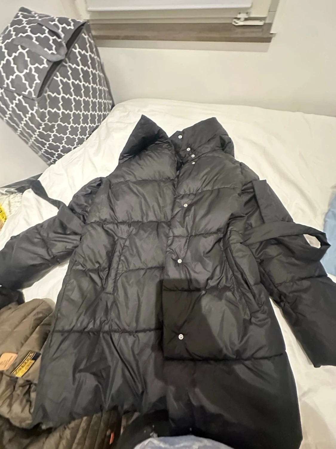 Svart lång dunjacka med huva och bälte - 2