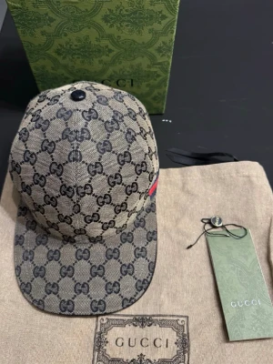 Gucci keps med GG-mönster - Fin i skicket inte mycke använd köpt för 1 månad sen skriv om ni har frågor eller funderingar💯