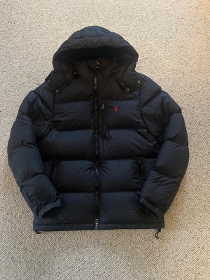 Polo Ralph Lauren jacka - En svart Polo Ralph Lauren jacka i storlek small i helt nytt skick. Pris kan diskuteras och skriv om du har några frågor. 