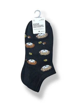 Svarta strumpor med igelkottar - Svarta strumpor från Forever 21 med gulliga igelkotts-motiv i beige, brunt, vitt och gult. Strumporna är låga och har en mjuk, stretchig känsla. Perfekta för dig som gillar unika och lekfulla detaljer i din outfit. Passar mig som har storlek 37/38