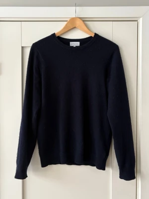Marinblå Davida Cashmere tröja - Snygg marinblå kashmirtröja från Davida Cashmere, köptes ny i Milano för ca 2700kr. 100% kashmirull. Väldigt fint skick!