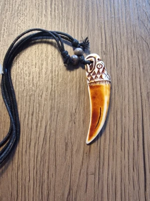 Totemhalsband med halsrem. - Totemhalsband med halsrem. Berlock 7 cm hög. Bredd 2,5 cm.