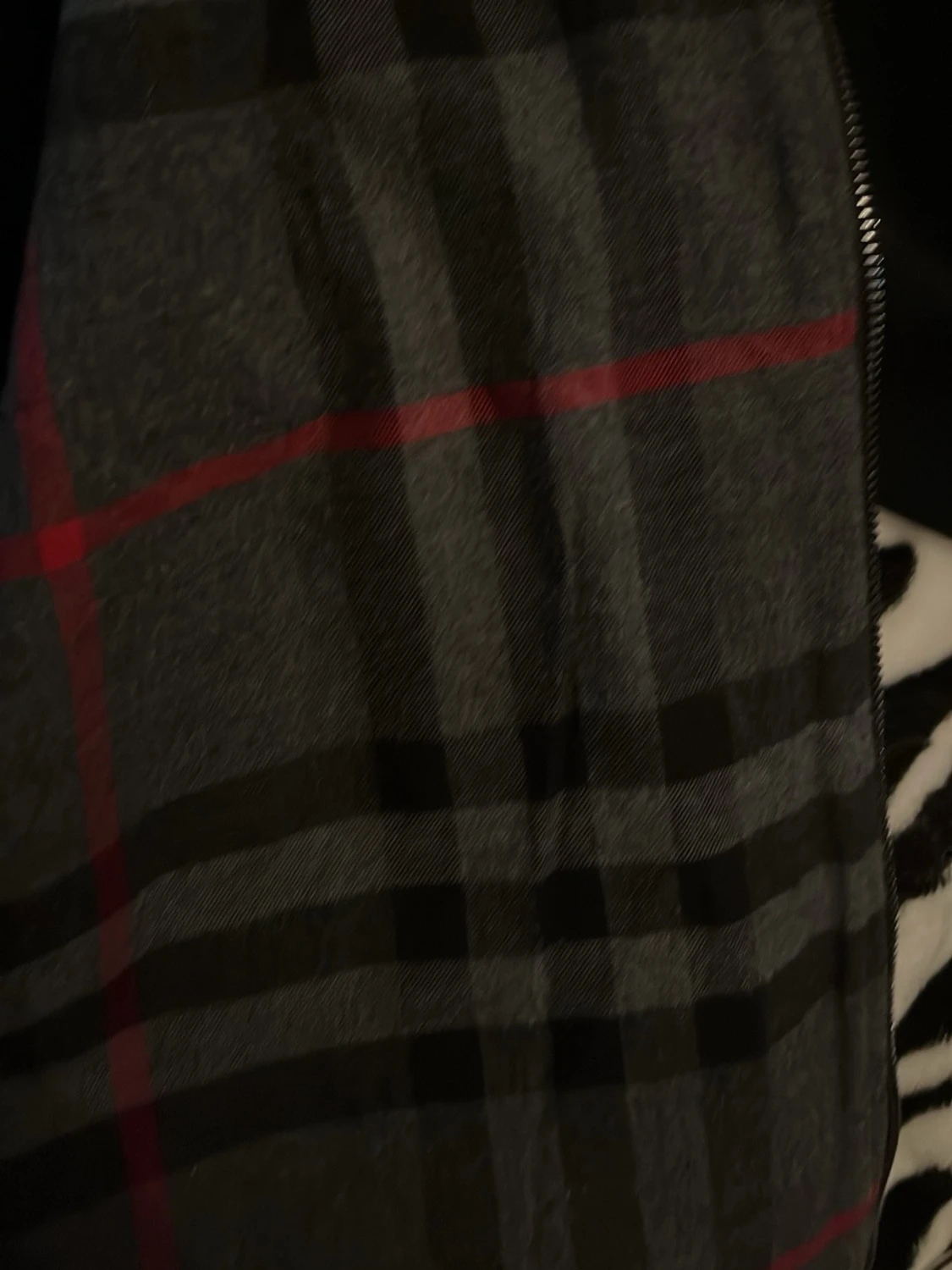 Svart jacka med rutigt foder passar både S och m  - 1