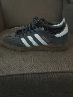 Adidas spezial  - Ett par trendiga mörkblåa Adidas spezial i storlek 44. Skorna är i mycket bra skick inga defekter men dock skulle högra skon behövas borstas upp lite inget måste bara om man är petig, bortsett från det är skorna i utmärkt skick och väldigt stilrena.