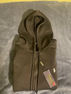 Ralph Lauren Zip-Up Hoodie - Helt ny Ralph lauren hoodie, väldigt skön och bekväm fit, perfekt för kalla vinter dagar.Pris kan diskuteras.