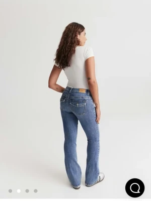 Low waist bootcut jeans från Gina tricot  - Säljer ett par bootcut jeans med låg midja från Gina som är blåa och har en figurnära passform, säljer för att de inte passade mig, fråga gärna om egna bilder 🤗. Skicka gärna prisförslag, är öppen till att ändra priset.