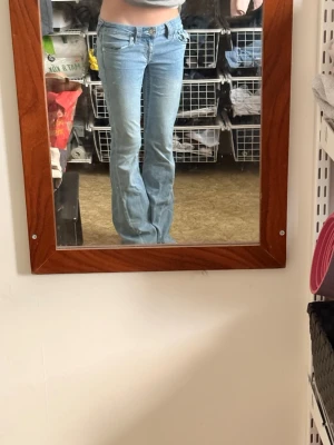 True religion jeans - Säljer ett par ljusblå bootcut jeans från true religion! Jeansen är väldigt sköna och lite stretchiga i storleken. Köpta på kids brand store men säljer då de inte kommer till använda. Nypris är 1 300kr men säljer för 690kr. Pris kan diskuteras vid snabb affär! Jeansen är lite upp sydda vid botten av benen så de är några centimeter kortare.