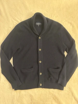 Mörkblå cardigan från Bondelid - Säljer en mörkblå Bondelid cardigan i storlek M. Ny i skicket då jag endast haft på mig den en gång!