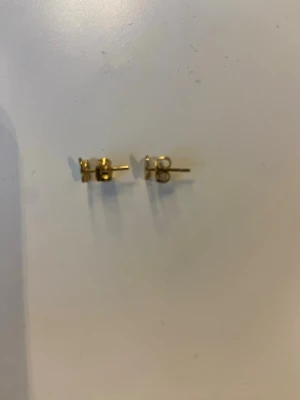 Guldpläterade fjärilsörhängen - Söta små örhängen i form av fjärilar, guldpläterade och med stift. Perfekta för dig som gillar minimalistiska och gulliga accessoarer. Passar till alla tillfällen och är lätta att bära hela dagen.