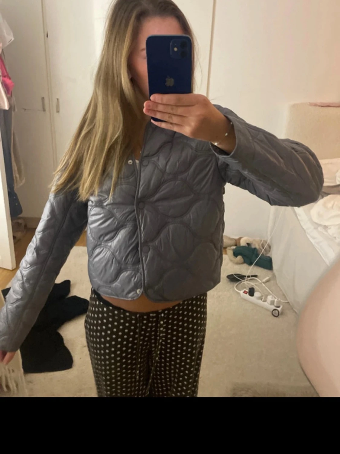 Grå quiltad pufferjacka