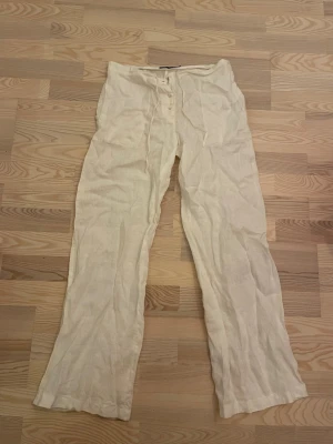 Vita linnebyxor! - Snygga linnebyxor med snörning och knappar i midjan. Säljer de pga inte kommer till användning längre! Skulle säga styre är lite minde i storleken, inte 38💗 på bild 5 kan man se att de är lite uppgådda på kanten, men inget som syns på💗💗💗