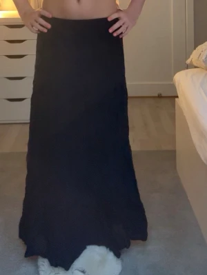 lång kjol - inga defekter och nypris 299kr