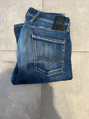 Replay anbass - Tjena, säljer nu dessa riktigt snygga Replay anbass i Stl W31L34 . Dom är i riktigt bra skick. Nypris 1600✅Vid minsta funderingar så är det bara att höra av sig//Allt gott 