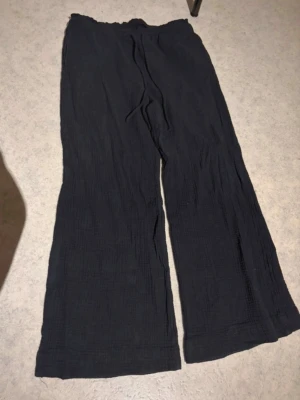 Byxor ifrån Gina tricot - Använda fåtal gånger köpta på Gina tricot fint skick lapparna är tyvärr avklippta 