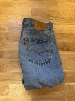 Blå Levi’s Jeans 688 - Levis 568 i väldigt bra skick. W30 L32 Kontakta mig vid fler frågor!