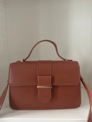 Anna Field brun väska - Brun fin väska från Anna Field. Jättebra skick. Justerbart axelband🥰 Pris kan alltid diskuteras!