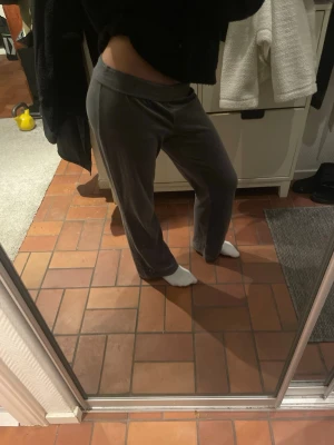 Grå mjukisbyxor - Jättefina mjukisbyxor från Gina i storlek S💕Dom har ett litet jack nere vid foten som man kan se på sista bilden men det märks inte när man har på sig dom. På tredje bilden kan man även se att bandet som ska sitta i midjan är borta men dom sitter fortfarande bra ändå💞