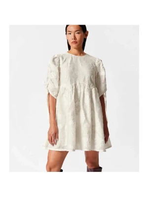 Vit kort klänning med snörning - Superfin vit kortklänning med puffiga ärmar och snörningsdetaljer. Klänningen har en lös passform och superfina detaljer . Perfekt till studenten och sommaren. Lappen är kvar och aldrig använd!🥰