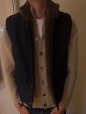 Mörkblå väst fråm sothiares - Mörkblå väst från sothiares köpt för runt 2lax på deras hemsida. Hör av er vid intresse.