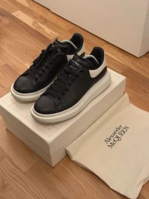Svarta Alexander McQueen sneakers - Stilrena svarta sneakers från Alexander McQueen i strl 42  men passar 43!!!. Säljer eftersom de bara tar plats i garderoben… Använda i några månader under år 2023 när jag fick dem, alltså verkligen lite använda och i bra skick ändå! Fick dem i present och har därför inte kvitto. Kan tänka mig gå ner i pris vid snabb affär! 