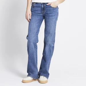 Blå bootcut jeans från 157 - Snygga blå bootcut jeans från 157 i modellen '90s Boot'. Klassisk femficksdesign, full längd och coola detaljer med ficklock bak. Säljer pågrund av att dem är för korta men passar nästan mig som är ca 180cm lång!