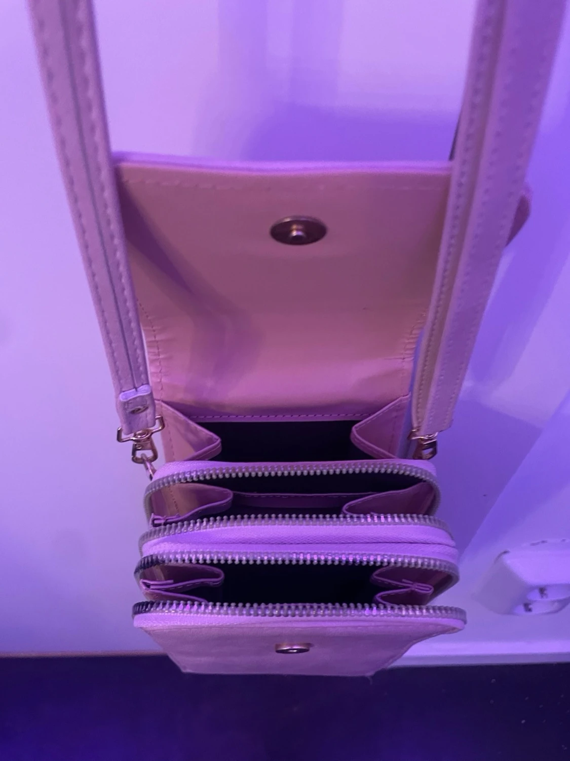 Ljusrosa axelväska med dragkedjor - 1