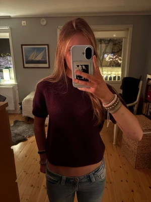 Vinröd topp - Jättefin stickad kortärmad topp i vinröd färg från Gina Tricot Mini. Endast använd 1–2 gånger, i princip som ny. Inte nopprig, fräsch och väl bevarad. Storlek 146/152 men passar mig som är xs. Säljer då jag inte använder den