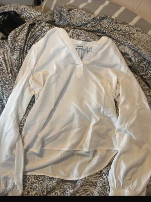 Skjorta  - En snygg skjorta ifrån kappahl som är använd ett fåtal gånger, den sitter lösare och har en fin v ringning runt halsen, vill man ha bild så får man gärna skriva!🩷