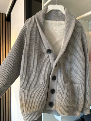 Grå kofta cardigan  - Mysig grå kofta med fodrad innerdel. Varm och mysigt. Knappt använd och riktigt snygg. Skriv vid fler frågor.