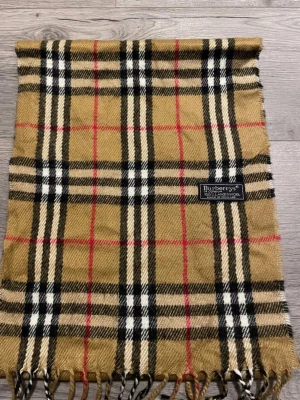 Rutig halsduk från Burberry - Äkta kvitto finns köpt från stock X för cirka 5200
