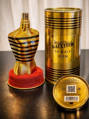 Jean Paul Gaultier Le Male Elixir - Lyxig parfym i en ikonisk, guldig flaska formad som en manlig torso. Jean Paul Gaultier Le Male Elixir levereras i en matchande guldfärgad metallburk. Perfekt för dig som vill sticka ut med en exklusiv doft.