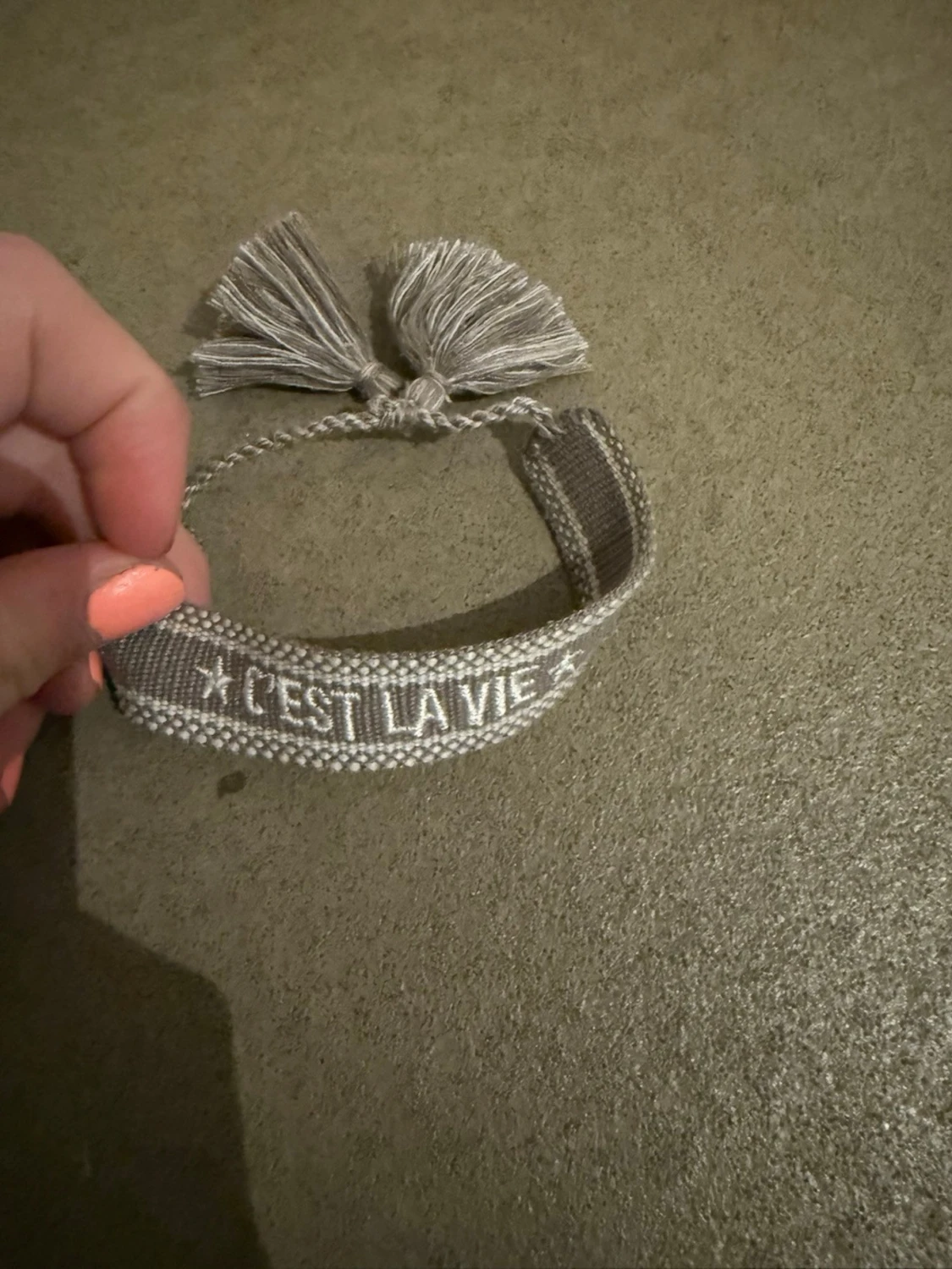 Grått tygarmband med text