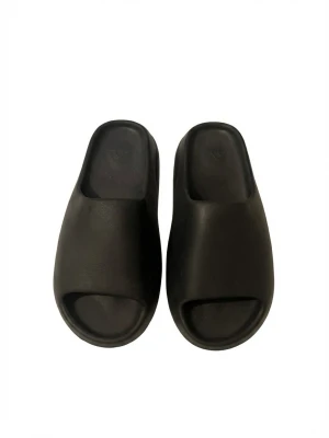 Yeezy Slides Onyx - Aldrig använda, passar 43-42 beroende på fot bredd. 