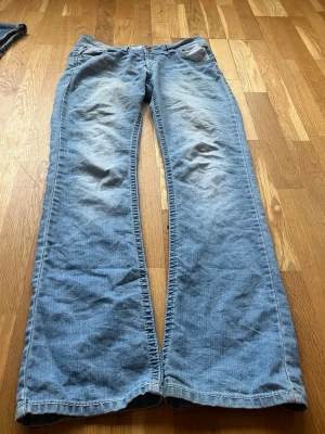 Lågmidjade bootcut jeans  - Passar tyvärr inte mig 💕midjemått: 40cm. Innerbenslängd: 79cm 