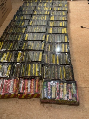 Säljer airbombs.  - Airbombs finns inne bland annat bomb 2.0 som kostar 120kr paket, thunder king 70kr paket, monster airbombs 130kr paket. Hela sortimentet kostar 3500kr. Pris kan diskuteras.