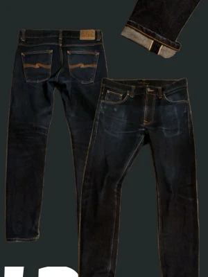Selvedge nudie jeans  - 🔹Har en bra början på fades men har mycket mer att ge!  🔹Modell: lean dean  🔹Storlek: 30/32 men hänvisar till måtten nedan!  🔹Mått: längd: 100cm waist: 40cm fotöppning: 16cm lår: 24cm  🔹Fråga gärna frågor!
