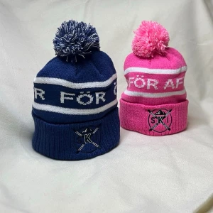 Afterski mössa - Helt ny och oanvänd! Nu släpper via äntligen våra afterski mössor! Perfekt nu till skidsäsongen till alla kungar/drottningar på afterski!