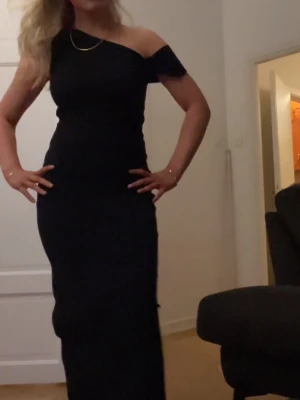 Svart balklänning - Svart långklänning med oneshoulder. Jättefin verkligen 💕💕💕💕Endast använt en gång! 