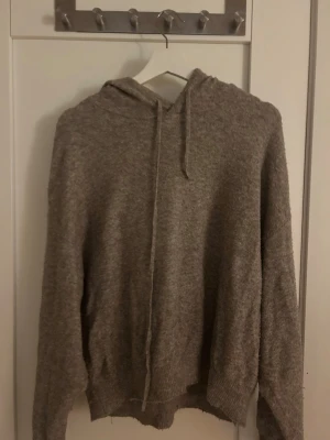 Beige brun stickad hoodie med huva - Mysig beige stickad hoodie med huva. Är i storlek S och har lite noppror på sig. 