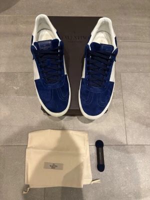 Blåa valentino flycrews  - Blåa valentino flycrews använda fåtal gånger. Alla spikar är kvar. Skorna är i storlek 44, men passar även 45. Skriv vid funderingar! Priset är inte hugget i sten🚨