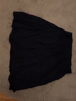 Midikjol från Vero moda  - En supersöt midikjol från Vero Moda i storlek xs 💕 för referens är jag 162cm lång 💕