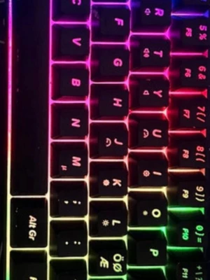 MX5 RGB mini tangentbord - Säljer ett kompakt MX5 mini tangentbord med RGB-belysning. Tangentbordet har nordisk layout med specialtecken och ansluts via kabel. Perfekt för gaming eller skrivbordssetup där du vill ha färgglad belysning och smidig storlek.
