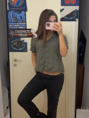 Grön topp  - Grön blus/ topp me knappar, väldigt fin o passar t allt ❣️