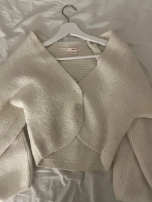 Gina tricot kofta - Nästintill oanvänd kofta ifrån Gina-Young med puffiga ärmar, inga defekter storlek 158/164