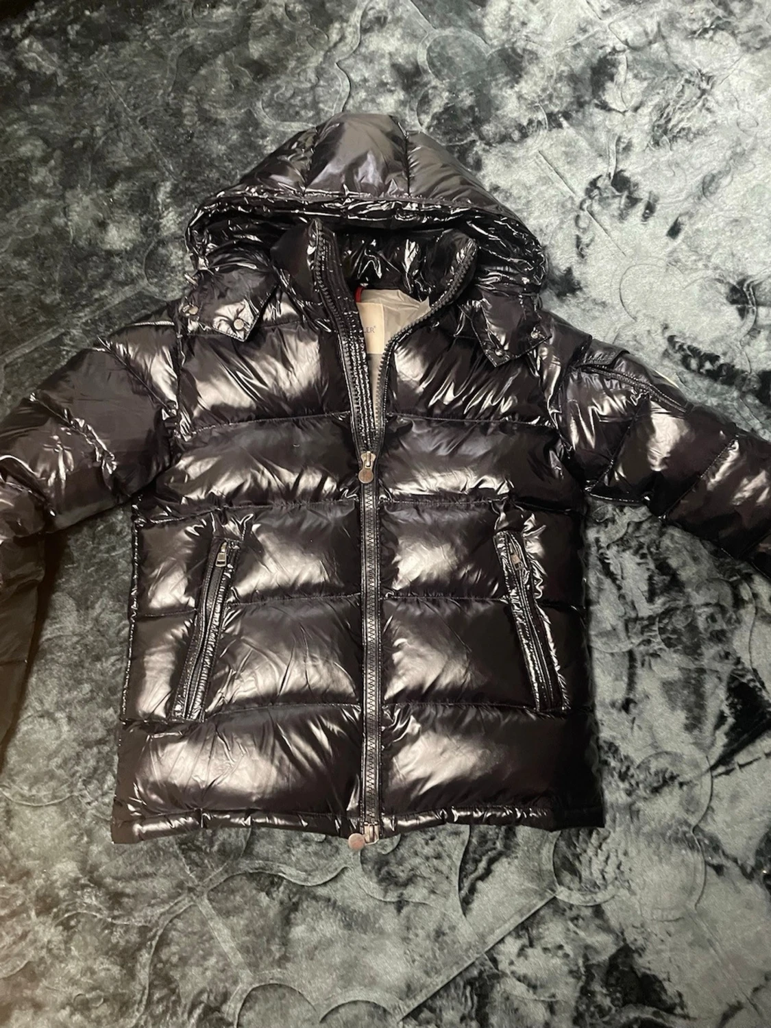 Svart glansig dunjacka från Moncler