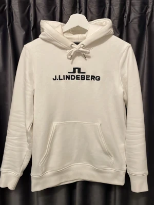 J.Lindeberg hoodie  - J Lindberg hoodie - skick 8,5/10, fint skick utan defekter! - storlek S, men sitter mindre, passar XS - sjukt snygg och stilren hoodie, jag har ett par mjukisbyxor till denna (ett set), som man oxå kan få köpa med - hör av er vid frågor🙌