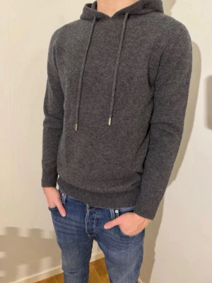 Kaschmir/Merinoull Hoodie  - Exklusiv och stilren Mörkgrå Kaschmir/Merino hoodie! Storlek M! Hoodien har bara testats, därför är skicket 10/10. Hör av dig vid minsta fråga ☺️✨