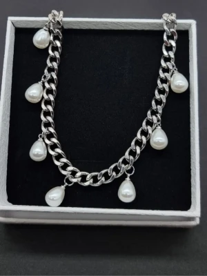 Stilfullt halsband med pärlor  - Material-rostfritt stål.  Kedjetjocklek-7mm . 