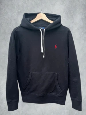 Polo Ralph Lauren hoodie  - Polo Ralph Lauren hoodie | skick: mycket bra | storlek: xs | färg: svart | självklart äkta! | skriv vid frågor | mvh MD closet⚜️