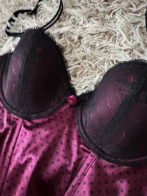 Vinröd corset topp - Vinröd corset topp som var min mammas ett par år sedan. Hade sagt att dne pssar Xs/S. Den är vinröd och har svarta prickar på med npgra detaljer som amn ser på bilden. 